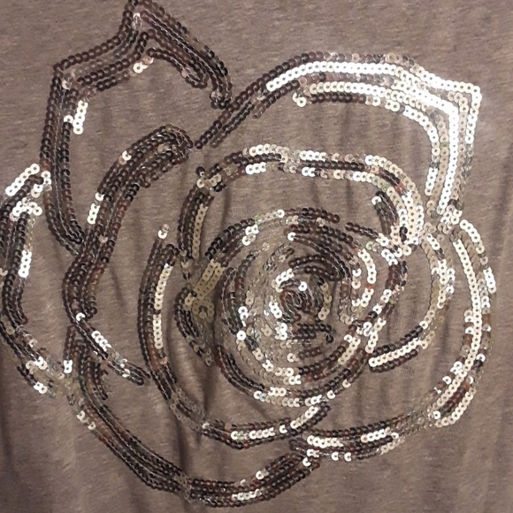 Gray sequin flower design t-shirt - Picture 2 of 5